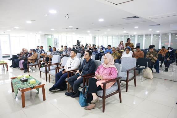 A group of people sitting in chairs

AI-generated content may be incorrect.